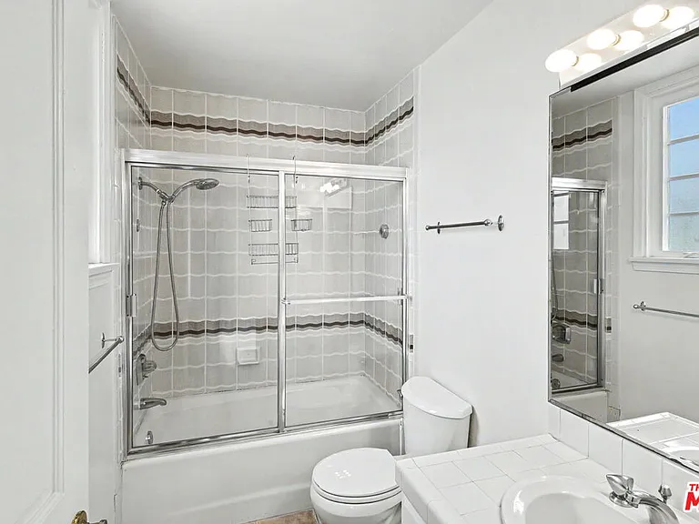 1242 Berkeley St #10 — Photo 12