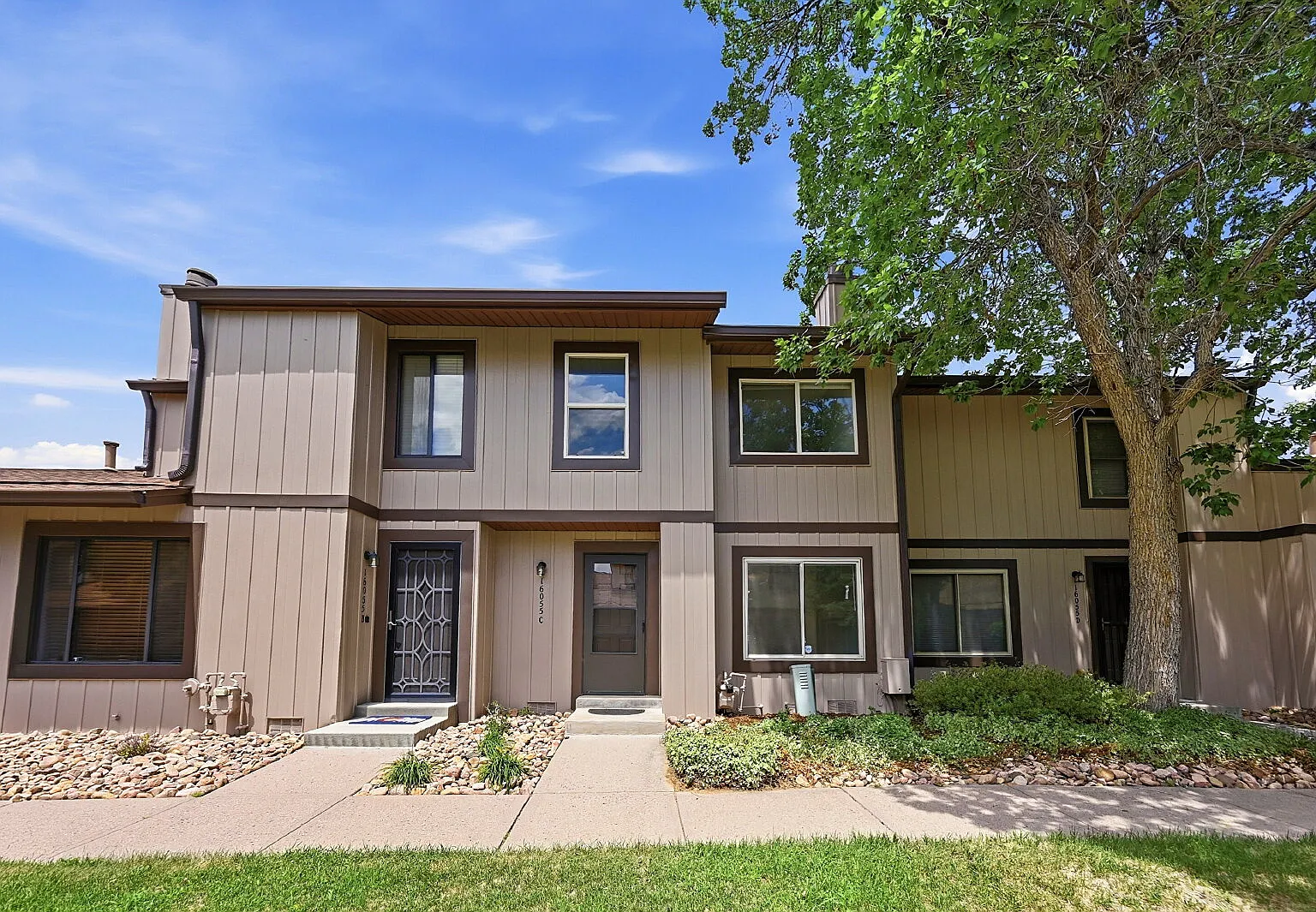 2 bed, 1.5 bath, 1190 sqft, $2,041 — Photo 1