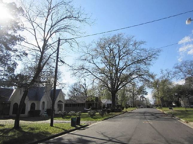 2nd image of 129 W Pollard St