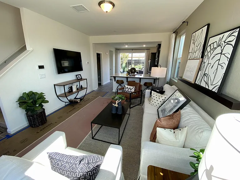2052 N Rogers Ln — Photo 3