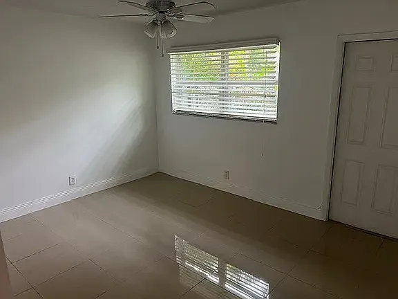 1549 NE 26th Dr #5 — Photo 6
