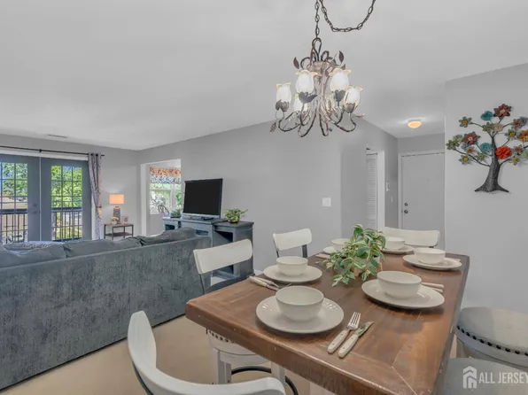 411 Newport Ct, Fords, NJ 08863