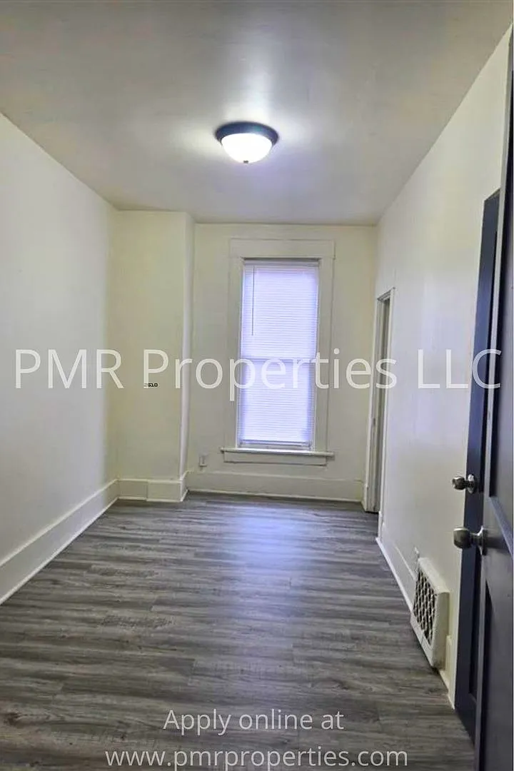 828 Ave B — Photo 3