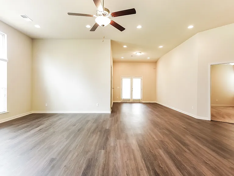 325 Clover Cir — Photo 4