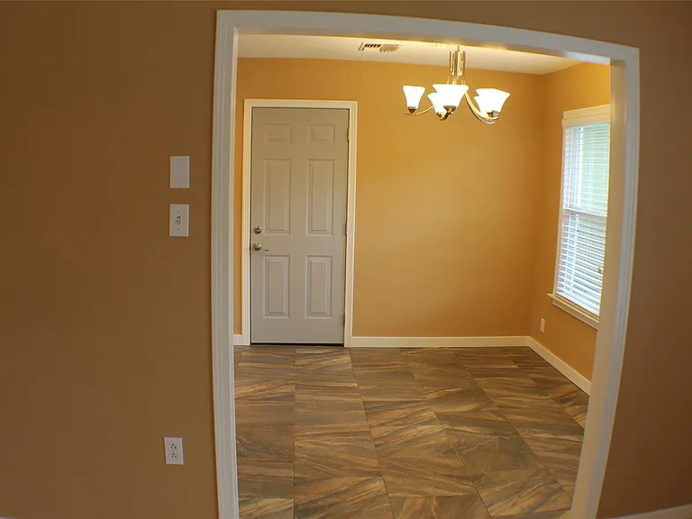 808 E Tom Green St — Photo 6
