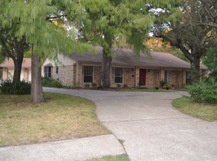 307 Narcissus St, Lake Jackson, TX 77566