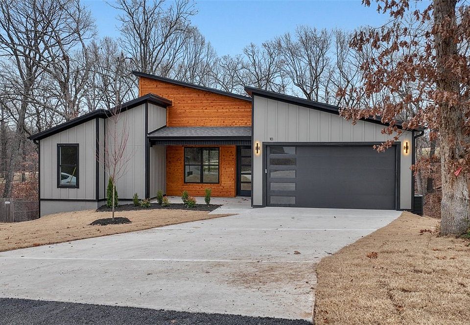 1st image of 10 Branchwood Ln
