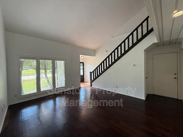 5117 S Lions Ave — Photo 2