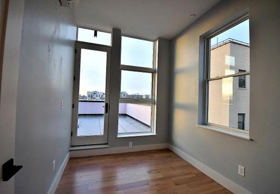 4th image of 1409 Bryant Ave #4C1