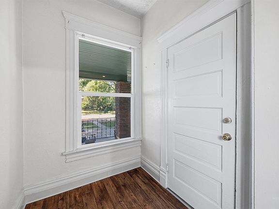 4th image of 912 W Fort St