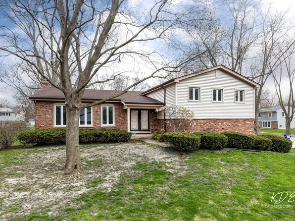 26W236 Embden Ln, Wheaton, IL 60189