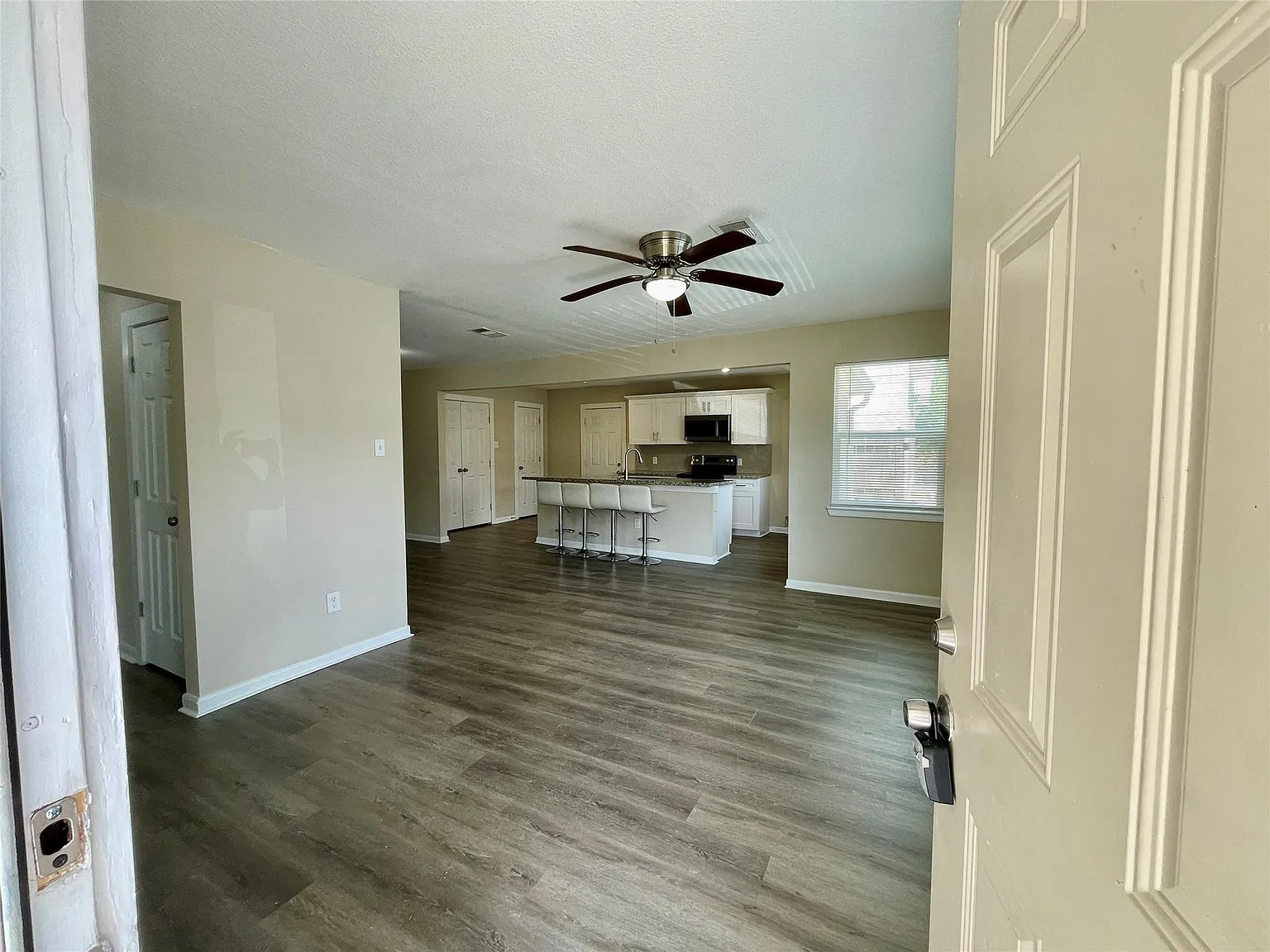 4 bed, 2.0 bath, 1692 sqft, $1,900 — Photo 3