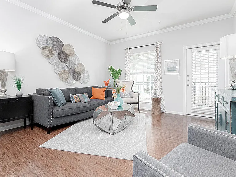Cascadia Apartments — Photo 8