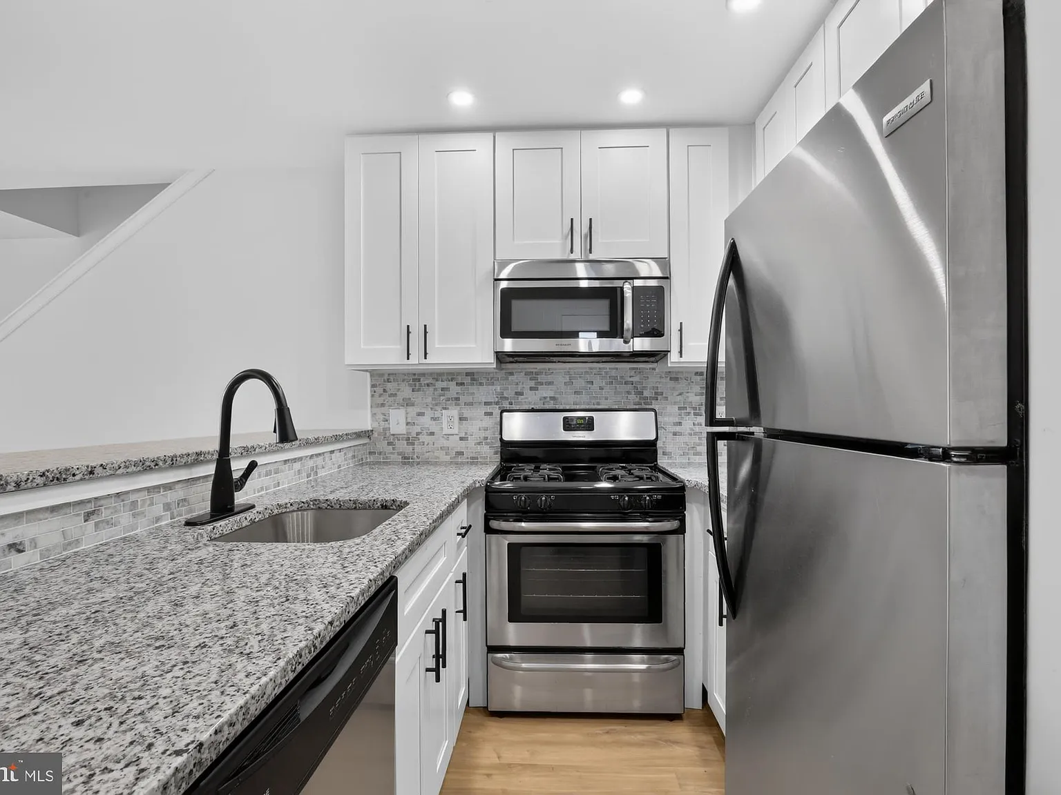 2 bed, 1.0 bath, 1100 sqft, $1,995 — Photo 3