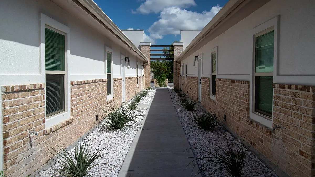 3 bed, 2.0 bath, 1200 sqft, $1,350 — Photo 3
