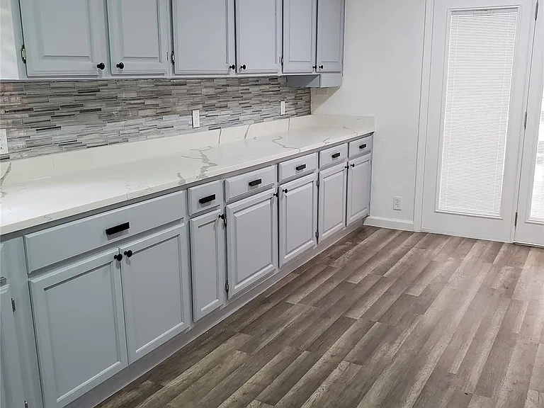 703 Meadow Creek Dr — Photo 6