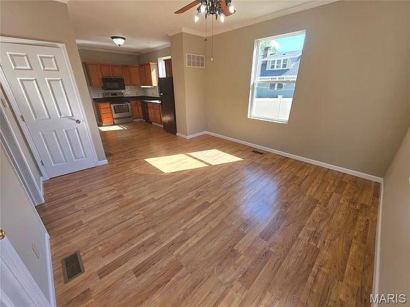 2nd image of 230 Roberts St