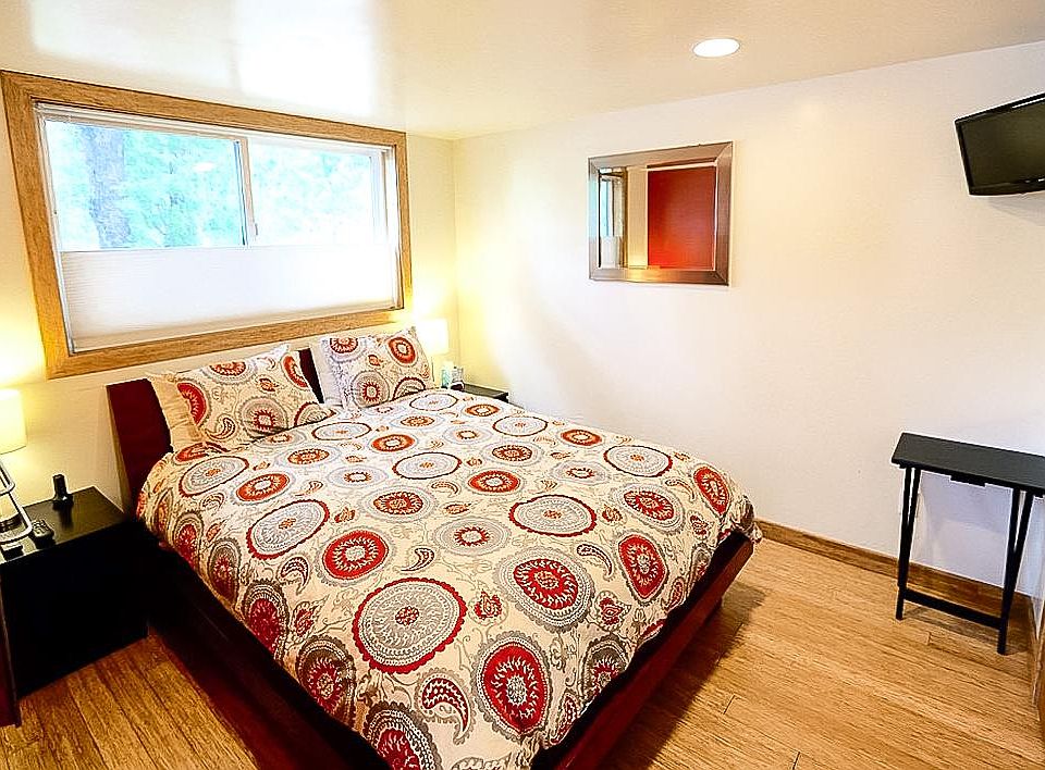 Main Bedroom with west facing window, closet