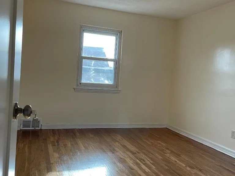 138 Midland Pl — Photo 2