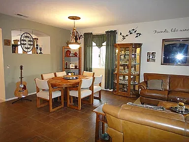 4 bed, 2045 sqft, $4,900 — Photo 2