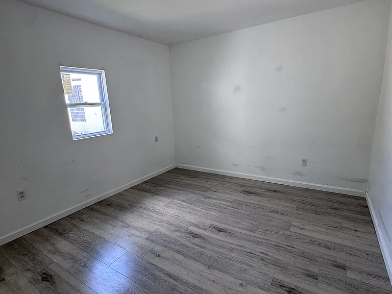 206 E 8th St — Photo 3