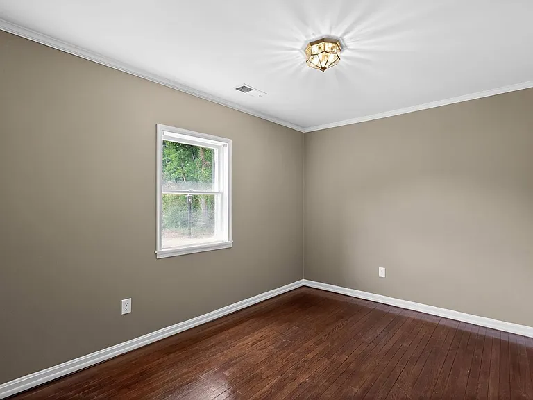 101 Farmington Rd W — Photo 8