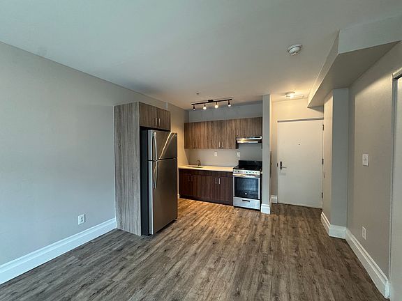 4th image of 104 N Grove St #102