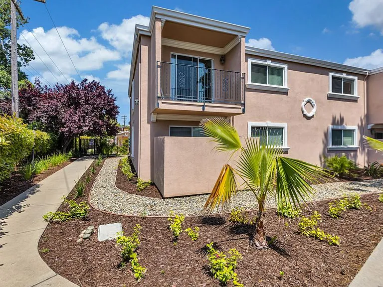 South Land Park Apartments — Photo 14