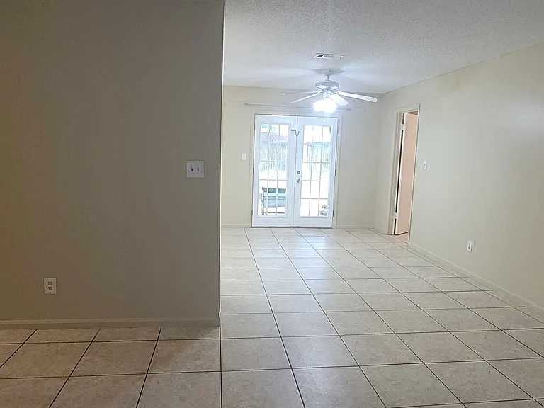 8812 N Pembroke Ct — Photo 3