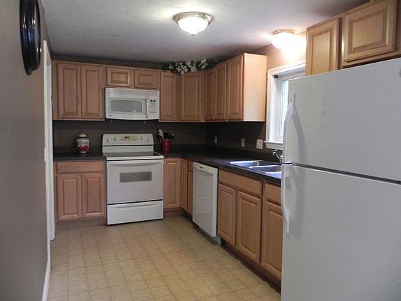 4th image of 391 Park St
