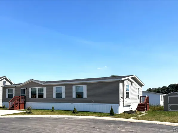 23183 Stag Ct, New Boston, MI 48164