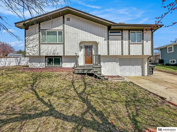 126 Wagon Train Ave, Hickman, NE 68372