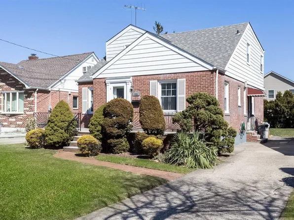 1886 Stewart Ave, New Hyde Park, NY 11040