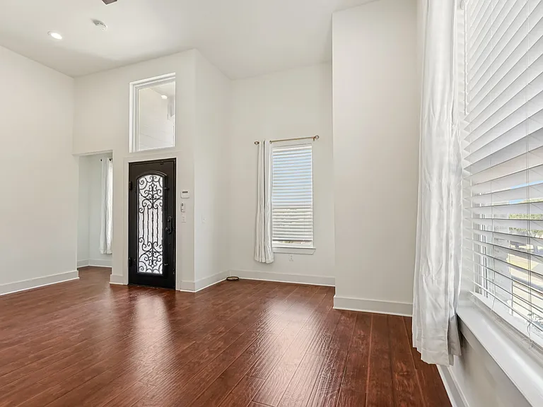 422 N Marlborough Ave — Photo 11