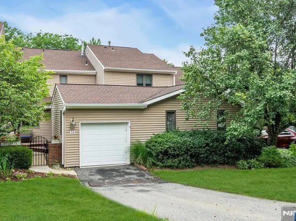 39 Litchult Ln, Mahwah, NJ 07430