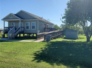 501 S 13th St, Seadrift, TX 77983