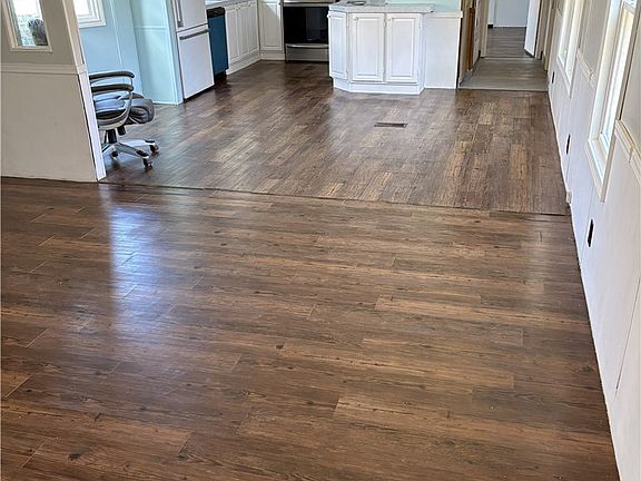 2nd image of 27876 Maple St