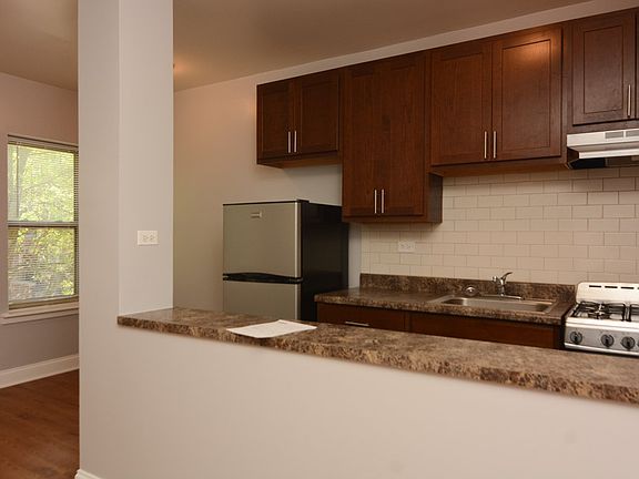 4th image of 4756 N Maplewood #901