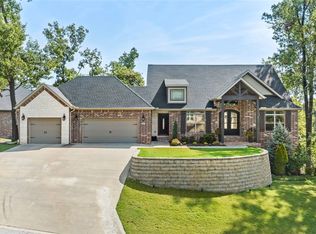 9 Harbour Dr, Bentonville, AR 72712
