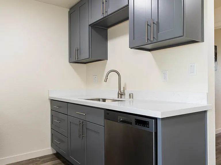 1310 E Thomas St #304 — Photo 5