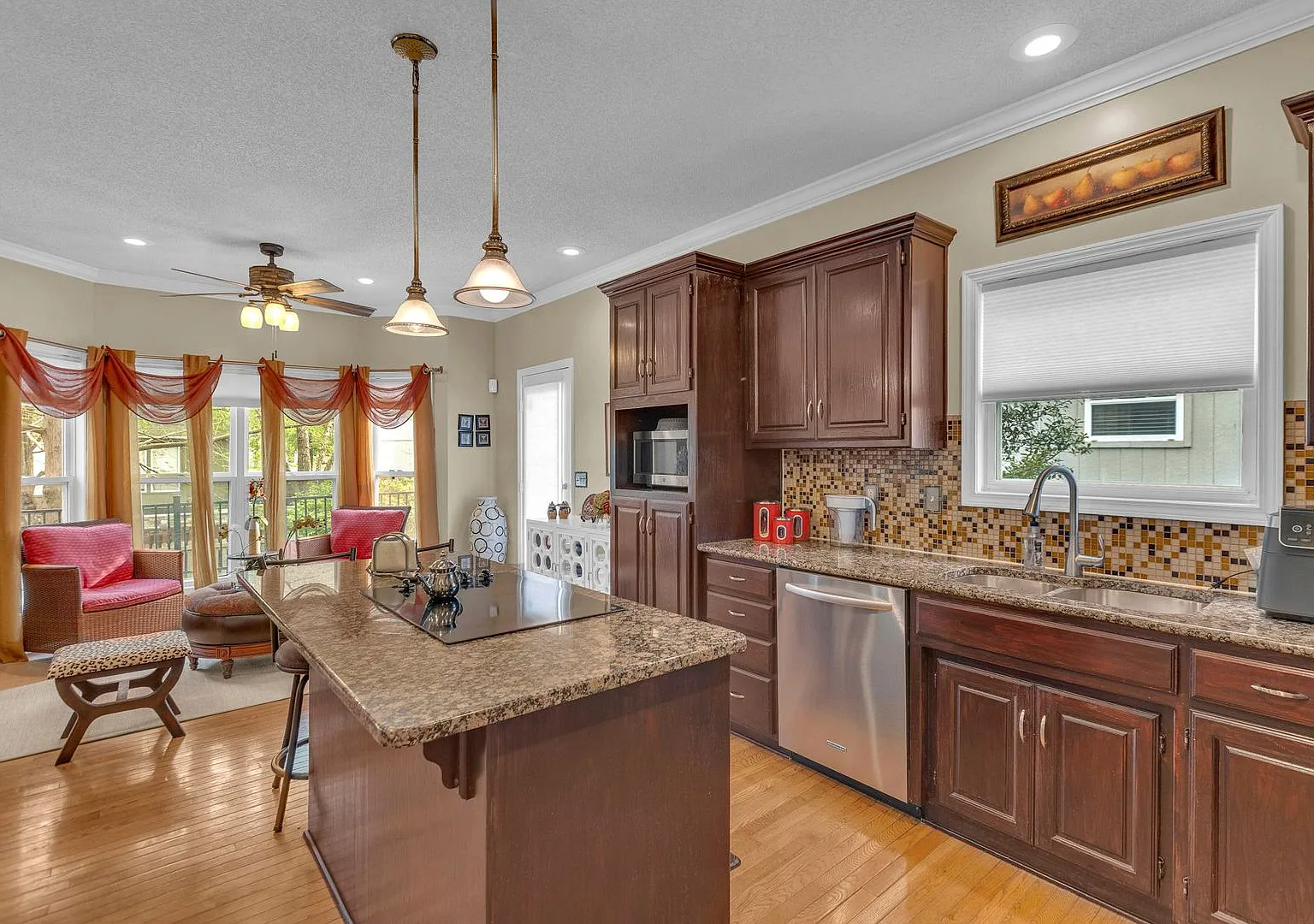 Wonderful 4 Bedroom Home in Palisades Park — Photo 4