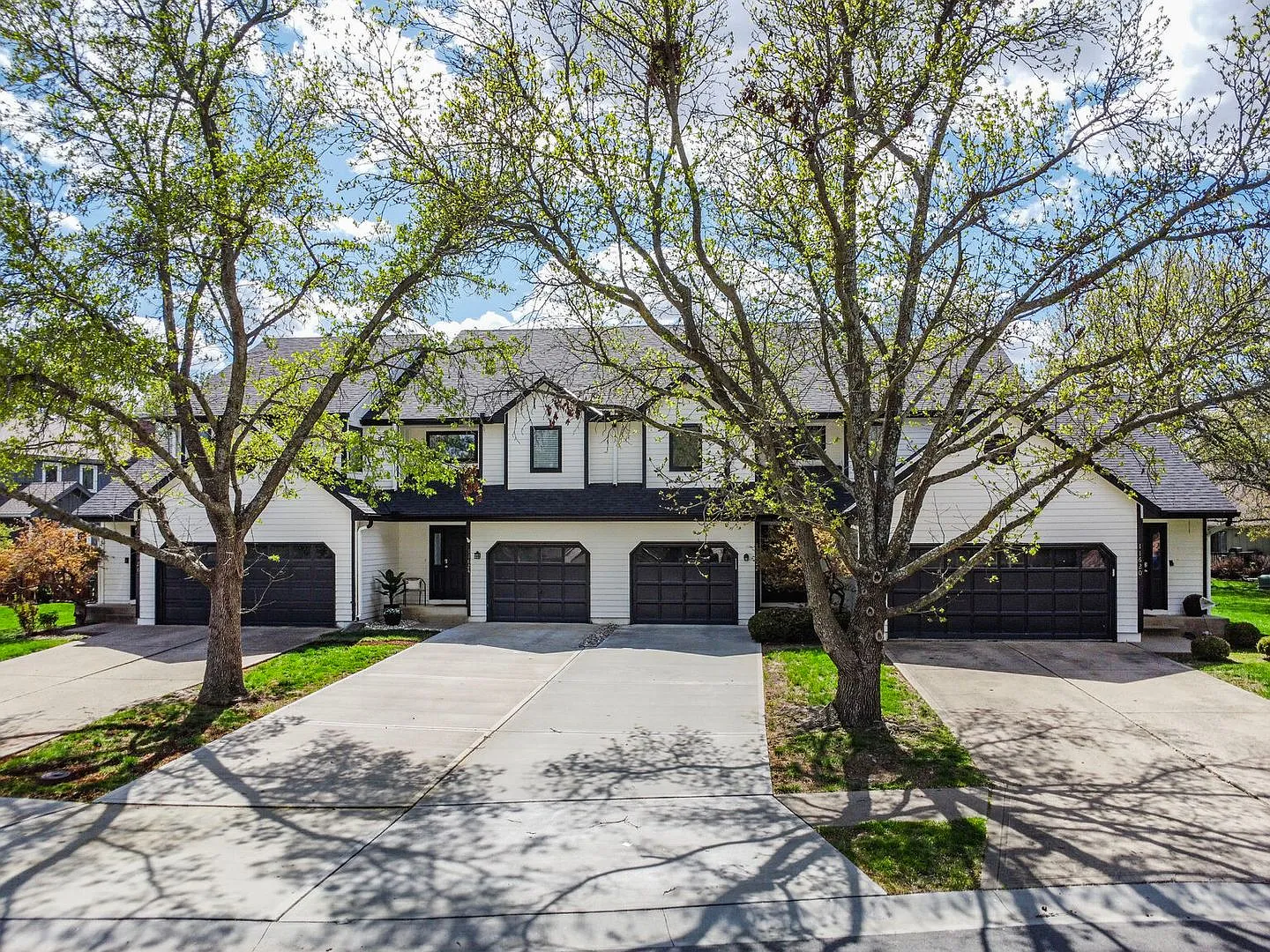Fully Renovated 2 Bedroom and 2.5 Bath Townhome Located Indian Creek Park Estates Neighborhood! — Photo 2