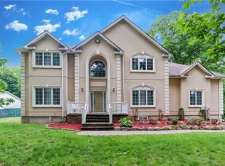 111 Carlton Rd W, Suffern, NY 10901