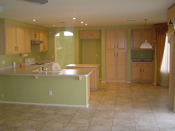 Kitchen & Eat In Area