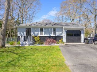 15 Terrace Ln, Hampton Bays, NY 11946