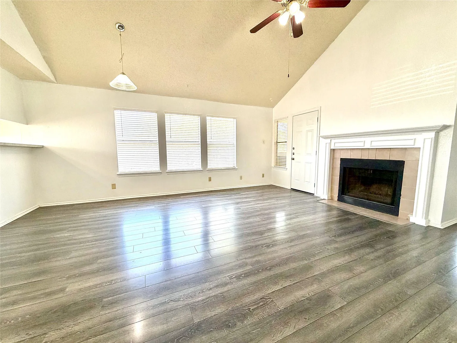 3 bed, 2.0 bath, 2330 sqft, $1,895 — Photo 3