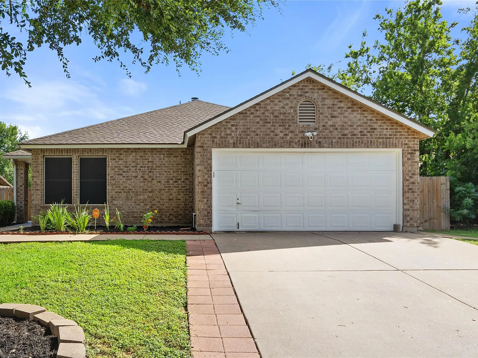 4 bed, 2.0 bath, 1932 sqft, $2,100 — Photo 1