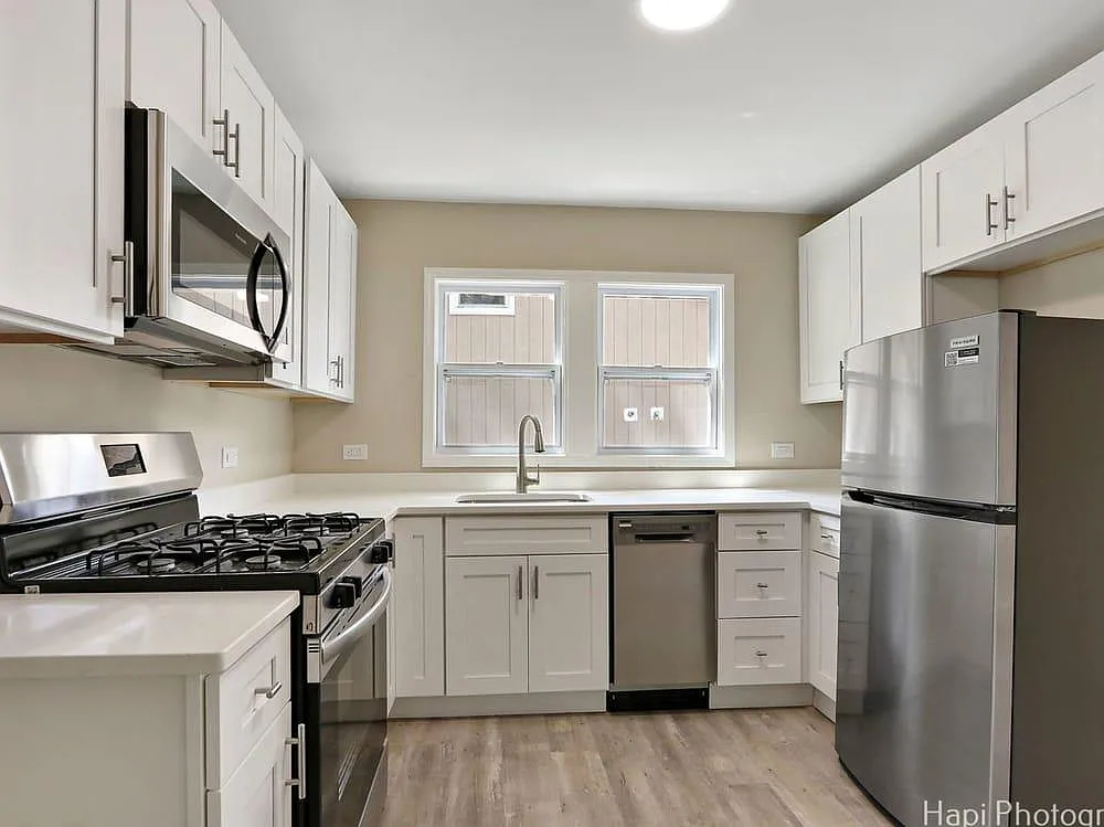 3 bed, 1000 sqft, $1,950 — Photo 3