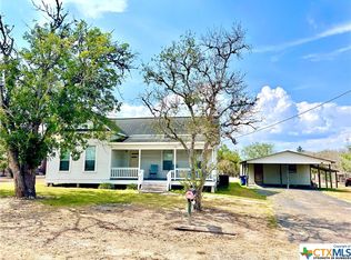 838 E End St, Goliad, TX 77963