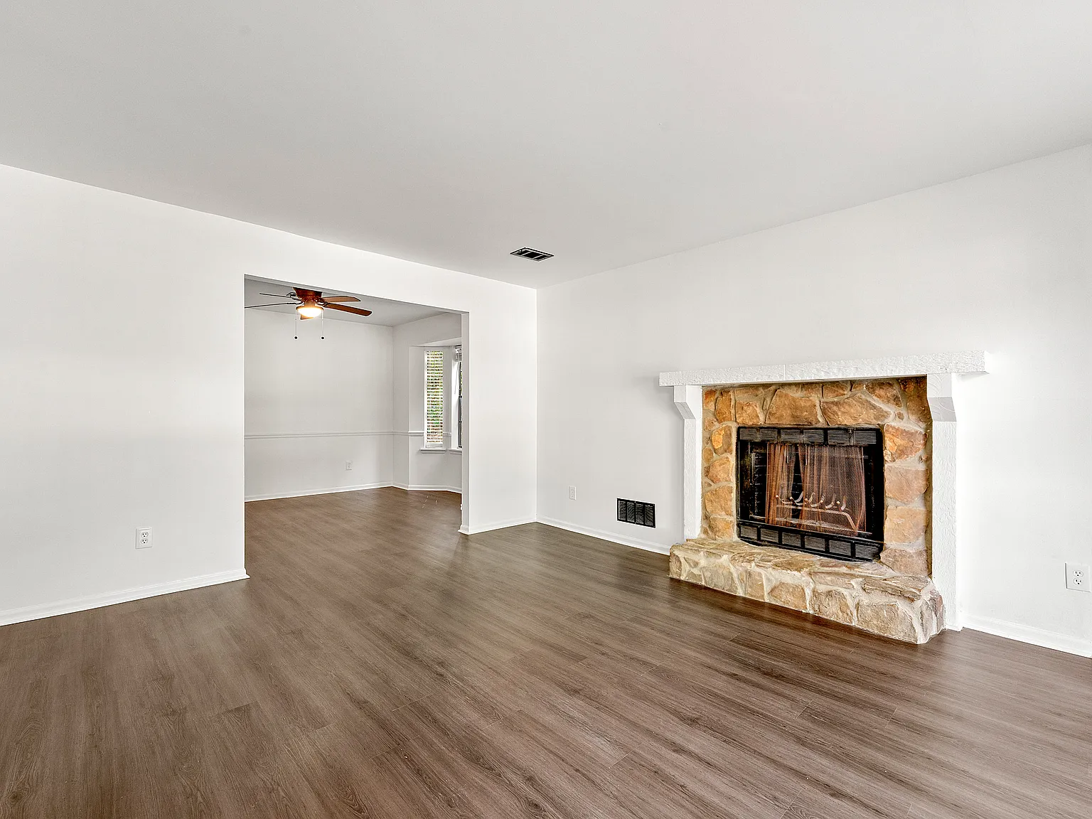 4 bed, 2.5 bath, 1906 sqft, $2,500 — Photo 2